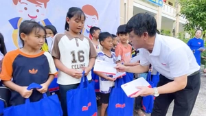 100 học sinh vùng lũ Nghệ An nhận học bổng trước thềm năm học mới