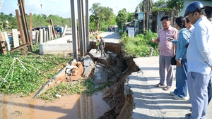 Sạt lở gần trường học ở Đồng Tháp, đang làm kè thì lở tiếp