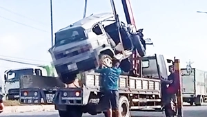 Ô tô húc đuôi xe chở rác làm hai người chết, một người bị thương ở Vĩnh Long