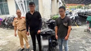 Clip 'bốc đầu' xe SH: Tịch thu phương tiện, xử phạt cả người chạy và người giao xe