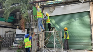 Tháo dỡ 52 công trình tạm lấn chiếm vỉa hè ở phường Bình Tân, TP.HCM