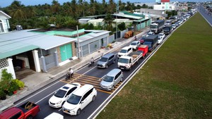 Ùn ứ hơn 1km trên đường dẫn cầu Rạch Miễu 2