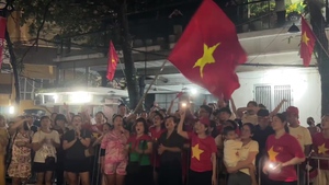 Người dân trên phố Hàng Cháo hát vang, thức xuyên đêm chờ xem diễu binh