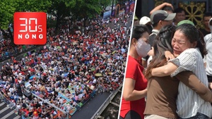 Bản tin 30s Nóng: 'Biển người' đội mưa, thức đêm chờ đại lễ; Nhiều gia đình đoàn tụ nhờ đặc xá