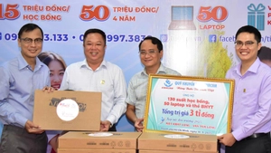 Công ty Vinacam trao 3 tỉ đồng cho chương trình Tiếp sức đến trường 2025
