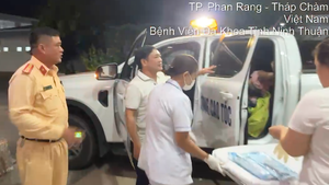 Cảnh sát giao thông đưa sản phụ sắp sinh trên cao tốc đến bệnh viện sinh con kịp thời