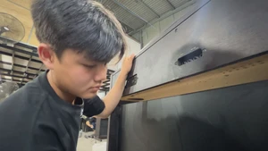 Tiếp sức đến trường: Đôi tay chai sần của cậu học trò nghèo trong xưởng đàn piano