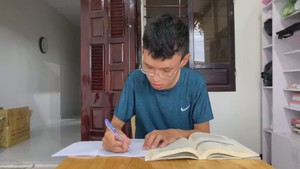 Nỗi lo học phí và khát vọng không gục ngã của tân sinh viên mồ côi cha