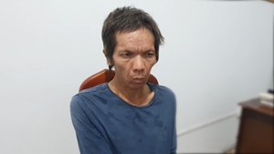 Được cho vỏ lon bia và chăm sóc vết thương, còn lấy đá đánh chết ân nhân