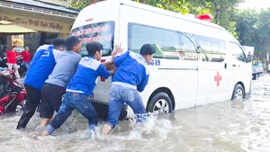Triều cường 'bủa vây' trung tâm TP Cần Thơ, xe cấp cứu chết máy giữa đường