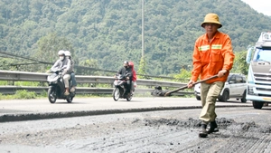 Đang thảm nhựa đèo Bảo Lộc, khuyến cáo hạn chế qua lại và tuyến đường thay thế