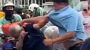 Người đàn ông lớn tuổi bị đánh tới tấp ở phường Sài Gòn, công an đang xác minh