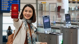 Cách qua cổng an ninh sân bay cực nhanh bằng sinh trắc học và VNeID