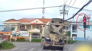 Xác minh clip xe bồn trộn bê tông vượt đèn đỏ ở xã Bình Mỹ, TP.HCM