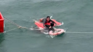 Chìm tàu đánh cá, hai mẹ con trôi dạt trên biển Hòn Nghệ được tàu khách cứu