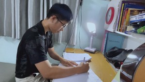 Mẹ cặm cụi bên máy may, con làm thuê đủ nghề để lo học phí vào đại học