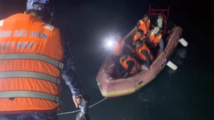 Cảnh sát biển vượt mưa gió cứu 4 ngư dân gặp nạn ở Phú Quốc