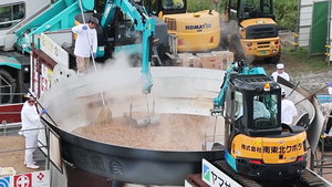 Nồi canh khoai môn khổng lồ ở Nhật Bản được nấu với sự trợ giúp của... máy xúc