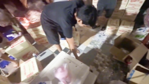Khởi tố, bắt tạm giam nhóm sản xuất nước giặt, nước tẩy rửa giả số lượng lớn tại TP.HCM