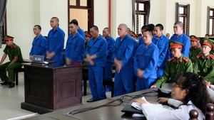 Tuyên án 14 bị cáo cướp thuốc lá lậu bằng bàn chông