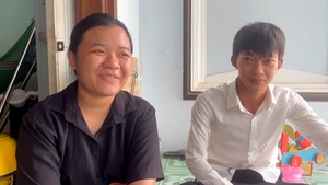 Niềm vui đoàn tụ sau khi người chồng được miễn đi tù