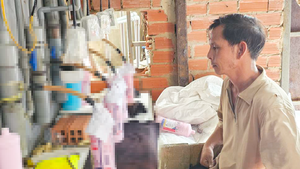 Khởi tố người cầm đầu và 5 đồng phạm sản xuất nước rửa toilet, nước giặt giả quy mô lớn