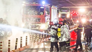 Diễn tập chữa cháy, cứu nạn tình huống tông xe liên hoàn trong hầm sông Sài Gòn