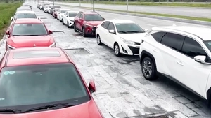 Người dân mang hàng trăm xế hộp xếp nối đuôi trên vỉa hè tránh bão Bualoi