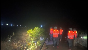 Tưởng bão đã tan, 13 ngư dân Quảng Trị trở lại tàu rồi mất tích giữa khuya