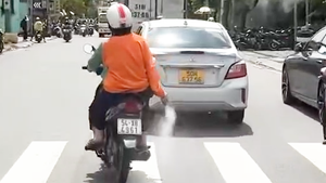 Xôn xao clip người phụ nữ liên tục rải bột trắng 'lạ' xuống đường ở TP.HCM