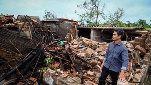 Quỹ Nhất tan hoang sau lốc xoáy, nhiều người thẫn thờ bên đống đổ nát