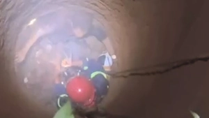 Video cảnh sát đu người xuống giếng sâu 20m, cứu người đàn ông gặp nạn bất tỉnh