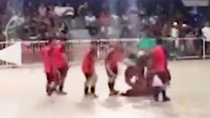 Giây phút thủ môn futsal Brazil ngã gục khi ăn mừng cản phá thành công quả phạt đền