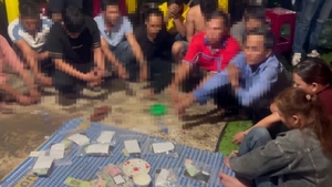 Bắt giữ 14 người chơi xóc đĩa tại đám tang