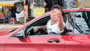 Lập biên bản tài xế xe Mercedes lạng lách, tạt đầu xe khác ở TP.HCM