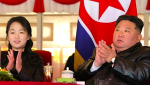 Hình ảnh ông Kim Jong Un cùng con gái tại lễ mừng năm mới gây chú ý