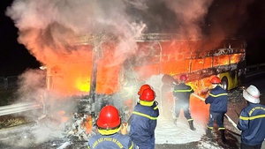 Xe khách cháy rụi trên cao tốc Bắc - Nam, tài xế thoát nạn