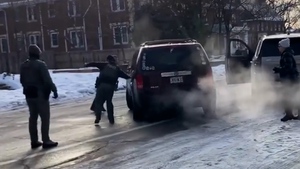 Video đặc vụ ICE vừa dùng điện thoại ghi hình vừa bắn chết người phụ nữ ở Minneapolis gây tranh cãi