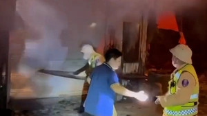 Video cảnh sát giao thông phá cửa cứu 11 người thoát khỏi đám cháy trong đêm