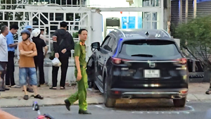 Ô tô tông loạt xe máy dừng đèn đỏ ở Thủ Đức, nhiều người bị thương