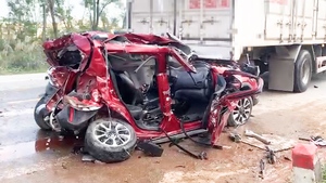 Xe con bẹp dúm sau tai nạn liên hoàn, 4 người mắc kẹt được giải cứu