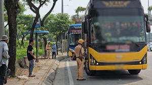 Xử phạt hàng loạt tài xế xe khách để hàng hóa trong khoang hành khách