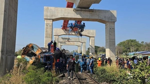 Hiện trường thảm khốc vụ cần cẩu sập đè tàu hỏa ở Thái Lan khiến 22 người thiệt mạng