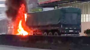 Xe container chở mùn cưa bốc cháy trên quốc lộ 1 qua Cái Bè, nghi do nổ vỏ