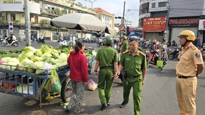 Xử lý lấn chiếm vỉa hè, lòng đường để trả lại thông thoáng trước chợ Bà Chiểu