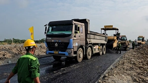 Đổ bê tông nhựa điểm đầu cao tốc Châu Đốc - Cần Thơ - Sóc Trăng