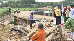 Bờ kè sông đổ sập, đè chết 4 người: Xác minh thông tin 'xe tải chạy qua dù đường đã cấm'