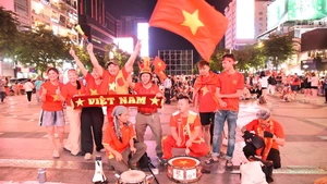 Trực tiếp: Biển người ở phố đi bộ Nguyễn Huệ 'tiếp lửa' U23 Việt Nam đấu với U23 Trung Quốc