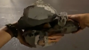 Tài xế taxi dừng xe dọn xà bần, đinh sắt rơi vãi trên vành đai 2 Hà Nội