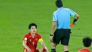 Tình huống Đình Bắc lãnh thẻ đỏ trực tiếp rời sân
